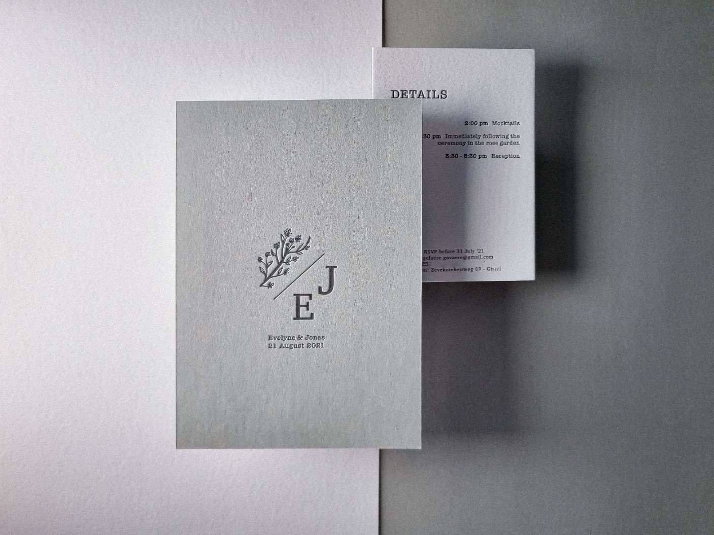 minimalistische letterpress trouwkaart op stevig verlijmd grijsgroen papier
