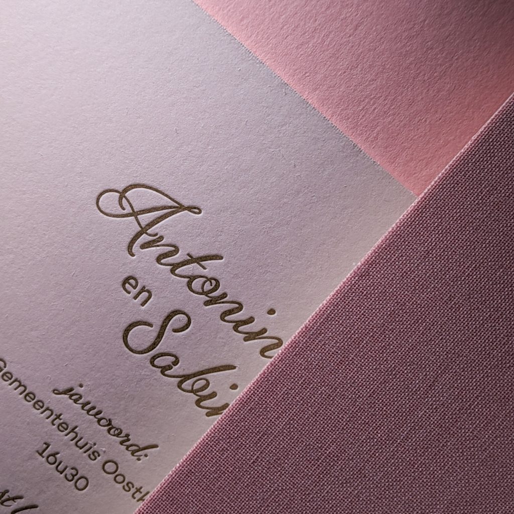 roze letterpress trouwkaart